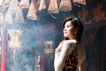 Hương Giang duyên dáng đi lễ chùa đầu năm