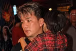 Đàm Vĩnh Hưng một nách 2 con đi xem phim