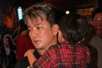 Đàm Vĩnh Hưng một nách 2 con đi xem phim