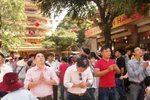 Sáng mồng 1, người dân TP.HCM đi lễ chùa cầu quốc thái, dân an