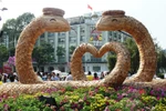 Người dân Sài Gòn du xuân trên đường hoa Nguyễn Huệ