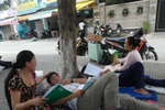 TP.HCM: Thí sinh nằm trên vỉa hè… ôn bài môn Vật lý