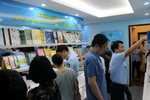 Mở cửa phòng trưng bày với chủ đề "Nhận diện đúng SGK và đồ dùng học tập"