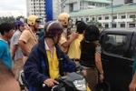 TP.HCM: Thiếu niên dùng mũ bảo hiểm đánh mẹ tới tấp trên phố