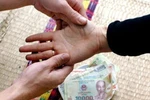 Lấy lá số, xem bói tặng quà hợp mệnh sếp