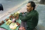 Đôi vợ chồng gần 30 năm trèo me bán cho người đi đường tại Sài Gòn