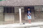 Nước mắt của cậu học trò nghèo sau cơn lũ