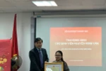 Nữ sinh xương thủy tinh học tập xuất sắc, được nhận bằng khen của Bộ trưởng Nhạ