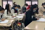Trường Marie Curie phun thuốc khử trùng toàn bộ khuôn viên trường học
