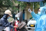 Học sinh Hà Nội tiếp tục ngày thi thứ 2 trong mưa lớn