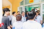 Bộ trưởng Nguyễn Kim Sơn động viên thí sinh, giáo viên trước kỳ thi tốt nghiệp