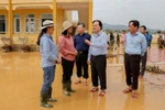 Bộ trưởng Phùng Xuân Nhạ thăm, động viên thầy trò vùng lũ miền Trung 