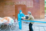 Trường Marie Curie trao hơn 1.000 phần quà hỗ trợ bà con chống dịch COVID-19