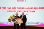 Thầy thuốc nhân dân, GS Lê Ngọc Thành đón nhận Huân chương Lao động hạng Nhất