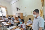 Sát giờ thí sinh làm bài, Phó Chủ tịch TP.HCM kiểm tra một số điểm thi lớp 10