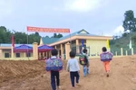 Năm mới, thầy cô mong mức lương xứng đáng để không phải "chân trong, chân ngoài"