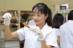 Cô sinh viên "5 tốt" làm mũ chắn giọt bắn tặng các bác sĩ tuyến đầu chống dịch