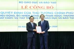 Trao quyết định điều động, bổ nhiệm tân Thứ trưởng Bộ Giáo dục 