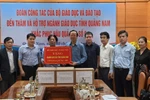 Bộ Giáo dục trao gần 10 tỷ đồng cho ngành Giáo dục 4 tỉnh miền Trung