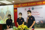 Ba học sinh lớp 7 trường Marie Curie xuất bản sách về môi trường