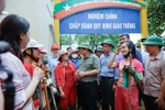 Thủ tướng ân cần hỏi thăm các cô giáo đang dọn dẹp bùn đất sau mưa lũ*