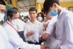 Bộ trưởng Nguyễn Kim Sơn động viên thí sinh, giáo viên