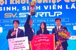 Bà ngoại bị đột quỵ, học sinh Vĩnh Phúc nghiên cứu ứng dụng quản lý dùng thuốc