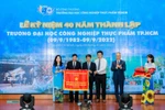 ĐH Công nghiệp Thực phẩm TP.HCM vinh dự đón nhận Cờ thi đua của Chính phủ