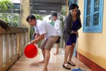 Thầy cô ăn mì tôm để dọn dẹp trường lớp sau cơn lũ dữ