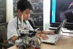 Cậu bé robot, viết phầm mềm cho người máy từ...bé tí