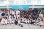 Cậu bé tạo cầu nối giữa hải quân Mỹ với học sinh Việt