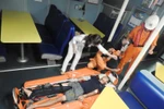  Tàu SAR vượt sóng, cứu nạn ngư dân bị tai nạn nguy kịch