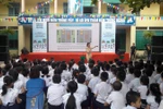 Mèo máy Doraemon mang kiến thức an toàn giao thông đến cho học sinh tiểu học