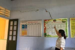 Cô trò thấp thỏm ngồi học dưới những phòng học sắp sập