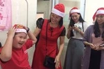 Các nữ giảng viên Đại học Duy Tân trao quà Noel sớm cho trẻ em ung thư
