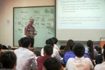 Trao chứng chỉ chương trình tiên tiến của Mỹ cho sinh viên