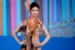 Thùy Dung, Ngọc Hân tự tin trình diễn thời trang ở London