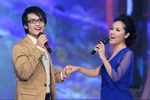 Sau màn "cắn áo", Phương Linh - Anh Tuấn tình tứ nắm tay
