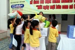 Hình ảnh những nhà hảo tâm nhí ở trường Tiểu học Ngôi Sao HN