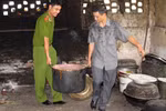 Bắt 240 lít tương ớt “dởm” giá: 6.000đ/lít