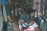 Video: Hotgirl "thó" ví tiền rồi quay lại "cuỗm" ĐTDĐ trong chớp mắt