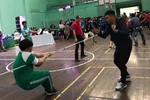 Cho học sinh cấp ba chơi kéo co, nhảy sạp... để tránh nghiện game trực tuyến