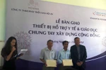 Tặng trang thiết bị giáo dục, y tế trị giá 1,3 tỷ đồng cho hai xã miền biển