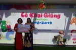 Tặng quà cho 20 giáo viên khó khăn trong ngày khai giảng