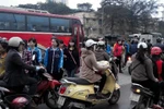 Clip: Người Hà Nội “nín thở” kéo nhau sang đường