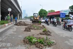 Hà Nội: Bùn đổ ra đường giữa đêm khuya, giao thông gặp nhiều khó khăn