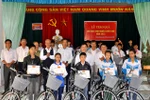 Báo Giáo dục Việt Nam trao xe đạp cho trẻ em nghèo ở Phú Thọ