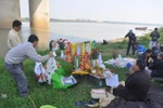 "Lập đàn cúng", thuê tàu sục bùn thổi cát tìm xác chị Huyền