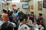 Nghịch lý: Giá vàng càng biến động tăng, người dân càng đổ xô mua
