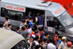 Hà Nội: Giơ tay, chen lấn, đợi chờ để lên xe về quê nghỉ lễ